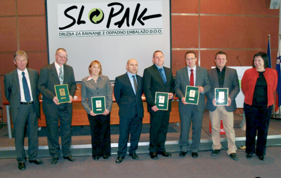 Na fotografiji so z leve proti desni: Andrej Sotelšek, direktor družbe Slopak, organizatorice priznanj EKO TOP; nagrajenci, prejemniki nagrade EKO TOP, Jorgi Kralj, Radeče Papir Muflon, d.o.o., Ida Meglič Znidaršič, Ilirija, d.d., Kristijan Senica in Mihael Breznik, Croning livarna, d.o.o., Gregor Cerar, Coca Cola HBC Slovenija, d.o.o., Blaž Medja, Pivovarna Union, d.d., vodja izobraževanja Barbara Tišler, Slopak, d.o.o.