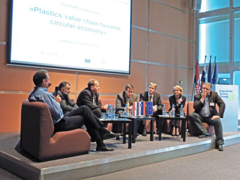 Panelna diskusija ob zaključku dogodka, kjer so različni deležniki vrednostne verige plastike predstavili svoje poglede na krožno gospodarstvo. Foto: Darja Boštjančič.