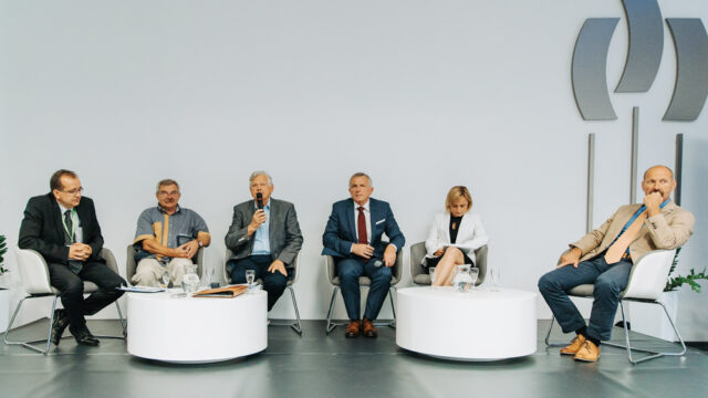 Na oktrogli mizi so sodelovali (z leve proti desne): mag. Aleksander Mirt, Karel Lipič, Jože Volfand (moderator), Rudolf Horvat, mag. Tanja Bolte, dr. Niko Samec.