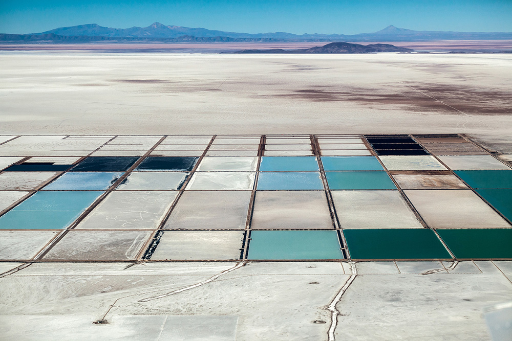 Bolivija, Salar de Uyuni, bazeni litijevega karbonata Zadnje poročilo investicijske banke Goldman Sachs, ki litijev karbonat imenuje novi bencin, predvideva, da se bo trg litija do leta 2025 povečal za trikrat (Boštjan Videmšek, Plan B, UMco, 2020).