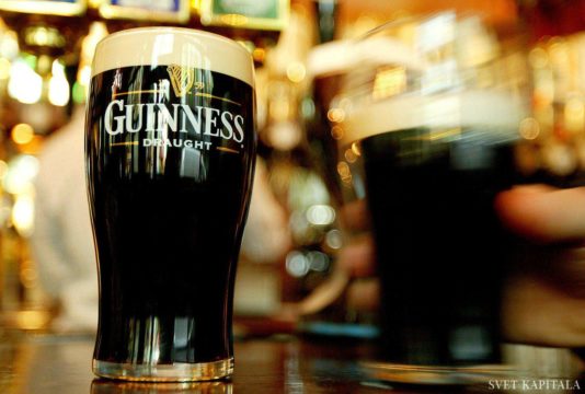V prvi fazi bo sodelovalo 40 irskih proizvajalcev, ki jih bo Guinness spodbujal k bolj trajnostnim metodam pridelave.(Foto: Peter MacDiarmid/Reuters)