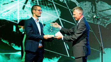Nagrado Energetsko učinkovito podjetje 2021 je prevzel Gašper Antičevič, vodja Novartisovih Tehničnih storitev v Sloveniji (na sliki levo).
