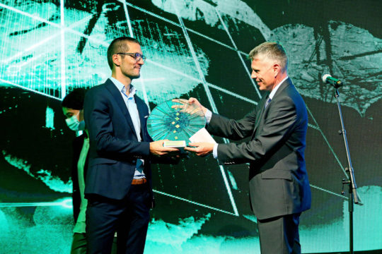 Nagrado Energetsko učinkovito podjetje 2021 je prevzel Gašper Antičevič, vodja Novartisovih Tehničnih storitev v Sloveniji (na sliki levo).