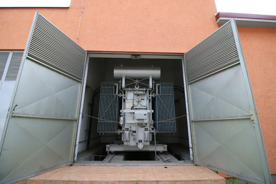 Distribucijski transformator v transformatorski postaji.