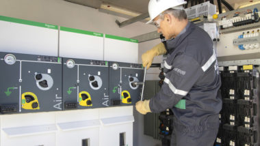 Nove srednjenapetostne naprave SM AirSeT so že uspešno namestili v številnih pomembnih elektroenergetskih objektih, kot sta švedski E.ON in francoski GreenAlp.