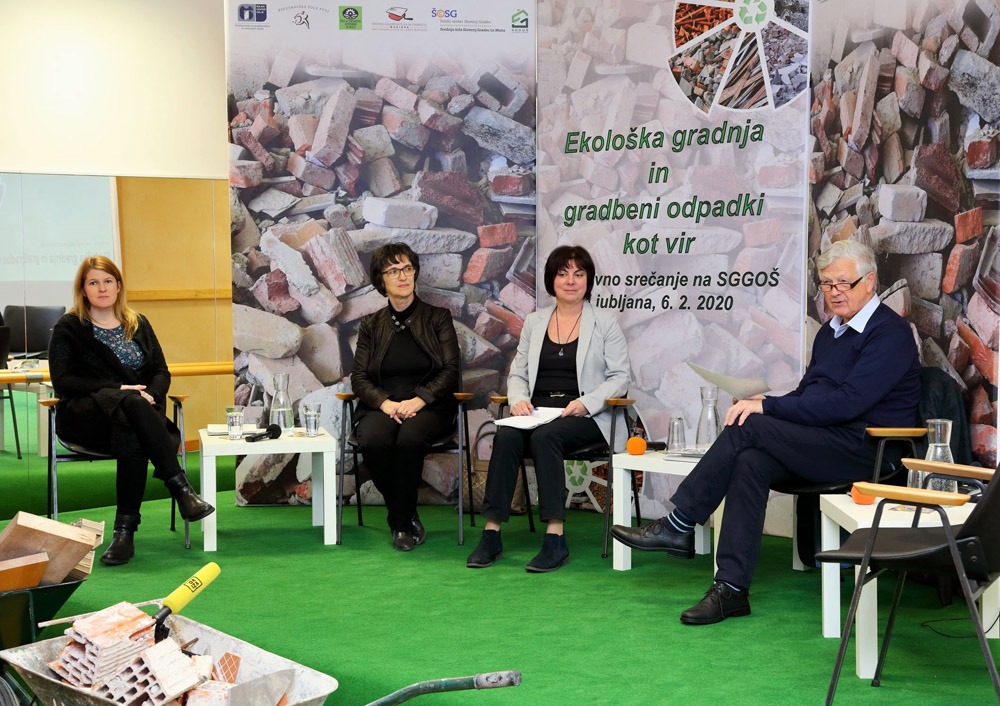 Okrogla miza Ekološka gradnja in gradbeni odpadki kot vir (z leve): Urša Zgojznik, dr. Martina Zbašnik Senegačnik, mag. Jana Miklavčič in Jože Volfand