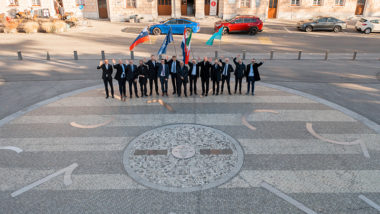 Srečanje visokih vladnih predstavnikov Slovenije, Hrvaške in italijanske dežele Furlanije Julijske krajine v podporo oblikovanju in razvoju Severno-jadranske čezmejne vodikove doline na Trgu Evropa v Novi Gorici. Začel je nastajati prvi čezmejni projekt »vodikova dolina« v globalnem prostoru.