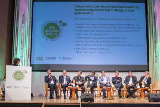 Okrogla miza, ki jo je vodila Andreja Kutnar, Innorenew CoE,. Na njej so sodelovali Danilo Anton Ranc (MGRT), Anton Harej (MKGP), dr. Martin Batič (MOP), doc. dr. Iztok Šušteršič (Innorenew CoE), prof. dr. Miha Humar (Biotehniška fakulteta), Albin Škalič (Murales d.d.) in Marko Lukić (Lumar IG d.o.o.). Okroglo mizo je odprl Edi Snaidero, predsednik EFIC – Konfederacije evropske pohištvene industrije. Foto: Bor Slana