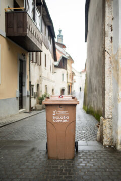 V domačih gospodinjstvih še vedno zavržemo največ hrane. Foto: Boštjan Selinšek.