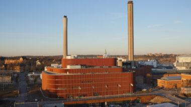 Obrat za proizvodnjo toplote in električne energije iz biomase v Stockholmu, kjer bo zgrajen objekt za bioenergijo z zajemanjem in shranjevanjem ogljika (BECCS). (foto: Robin Hayes)