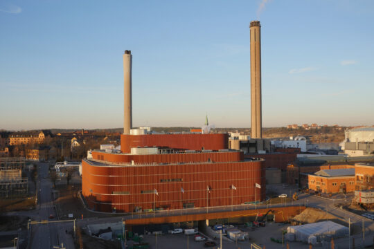 Obrat za proizvodnjo toplote in električne energije iz biomase v Stockholmu, kjer bo zgrajen objekt za bioenergijo z zajemanjem in shranjevanjem ogljika (BECCS). (foto: Robin Hayes)