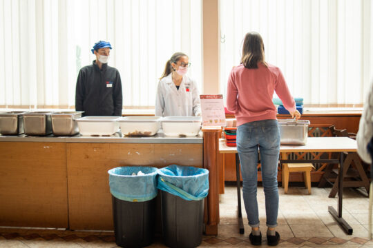 Dijaki v Dijaškem domu Škofja Loka sortirajo zavržke. Foto: Boštjan Selinšek.