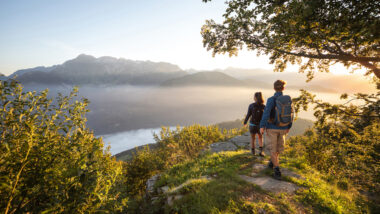 Pohodnika na Kolovratu nad dolino Soče