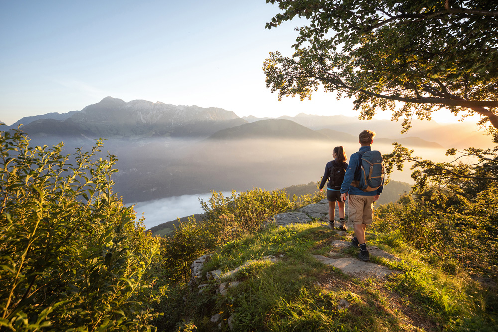 Pohodnika na Kolovratu nad dolino Soče