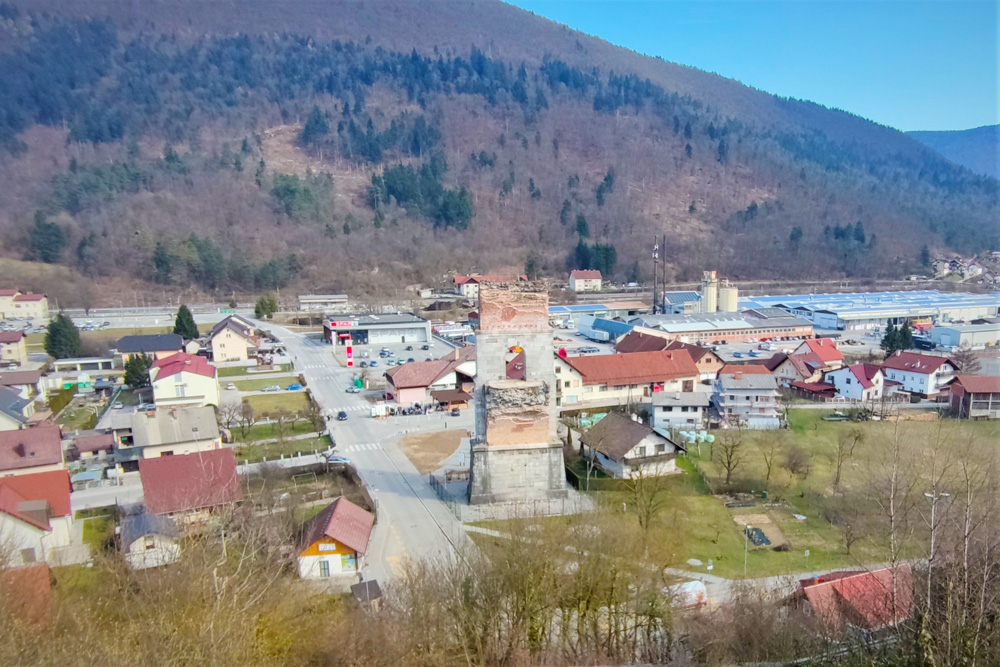 Pogled z razgledne ploščadi na park pri stebru Borovniškega viadukta