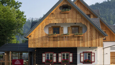 Gostišče Danica, Bohinjska Bistrica (Vir: Turistično društvo Bohinj, 2021. Arhitektura: Arch Design. Foto: Mojca Odar)