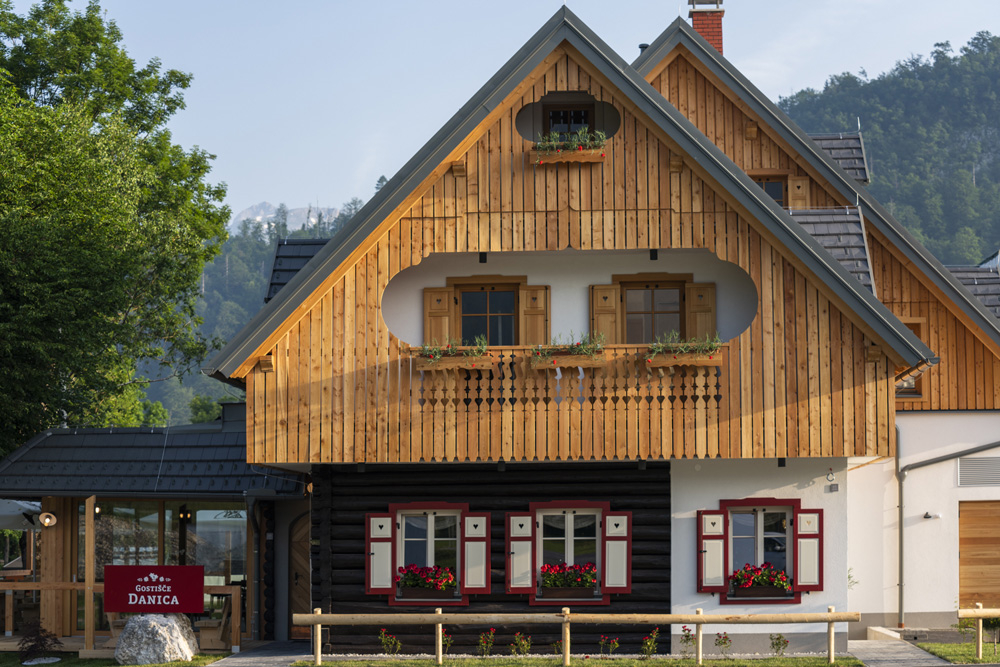 Gostišče Danica, Bohinjska Bistrica (Vir: Turistično društvo Bohinj, 2021. Arhitektura: Arch Design. Foto: Mojca Odar)