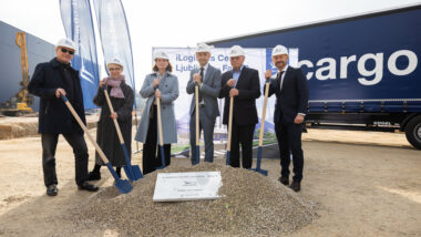 Na fotografiji (od leve proti desni): Andrej Ržišnik, direktor in ustanovitelj Protim Ržišnik Perc d.o.o.; Alena Blahutova, cargo-partner d.o.o. (odgovorna za investicije v skupini ter nabavo); veleposlanica Republike Avstrije v Sloveniji, mag. iur. Elisabeth Ellison-Kramer; Viktor Kastelic, direktor podjetja cargo-partner v Sloveniji; Franc Čebulj, župan občine Cerklje na Gorenjskem; mag. Wilhelm Nest, direktor Advantage Austria Slovenia.