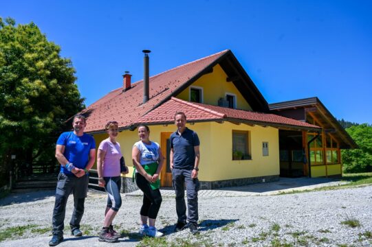 Prvi cilj Zelene transverzale - Dom na Čreti, kjer jim je dobrodošlico izrekla oskrbnica Anica Juvan, so osvojili tudi Damjan Omerzu, generalni sekretar PZS, Polona Škrbec iz Zavarovalnice Triglav in predsednik AMZS Andrej Brglez (Foto: Jure Gregorčič)