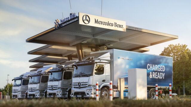 V eTruck Charging Park lahko kupci električnih tovornjakov preizkusijo polnilne postaje in koncepte polnjenja različnih proizvajalcev .