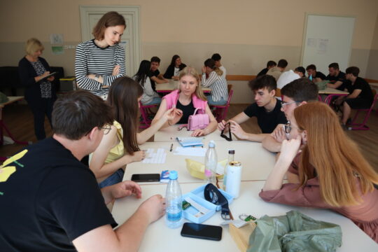 Po uspešno opravljenih vseh izzivih učenci, dijaki odprejo kripteks, ki vsebuje infografiko vodil za podnebju in zdravju prijaznejše prehranjevanje. (Foto: Umanotera)