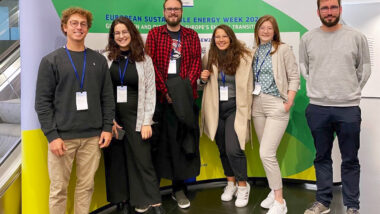 Delegacija mladih iz Slovenije (od leve proti desni): Lan Hostnik, društvo EN-LITE, Petrisa Čanji, Zeleno omrežje študentov, Jan Jani Majes, Zveza tabornikov Slovenije, Iva Tajnšek, društvo EN-LITE, Eva Kotnik, MSS in Zveza slovenske podeželske mladine, Jan Kren, Mladi za podnebno pravičnost