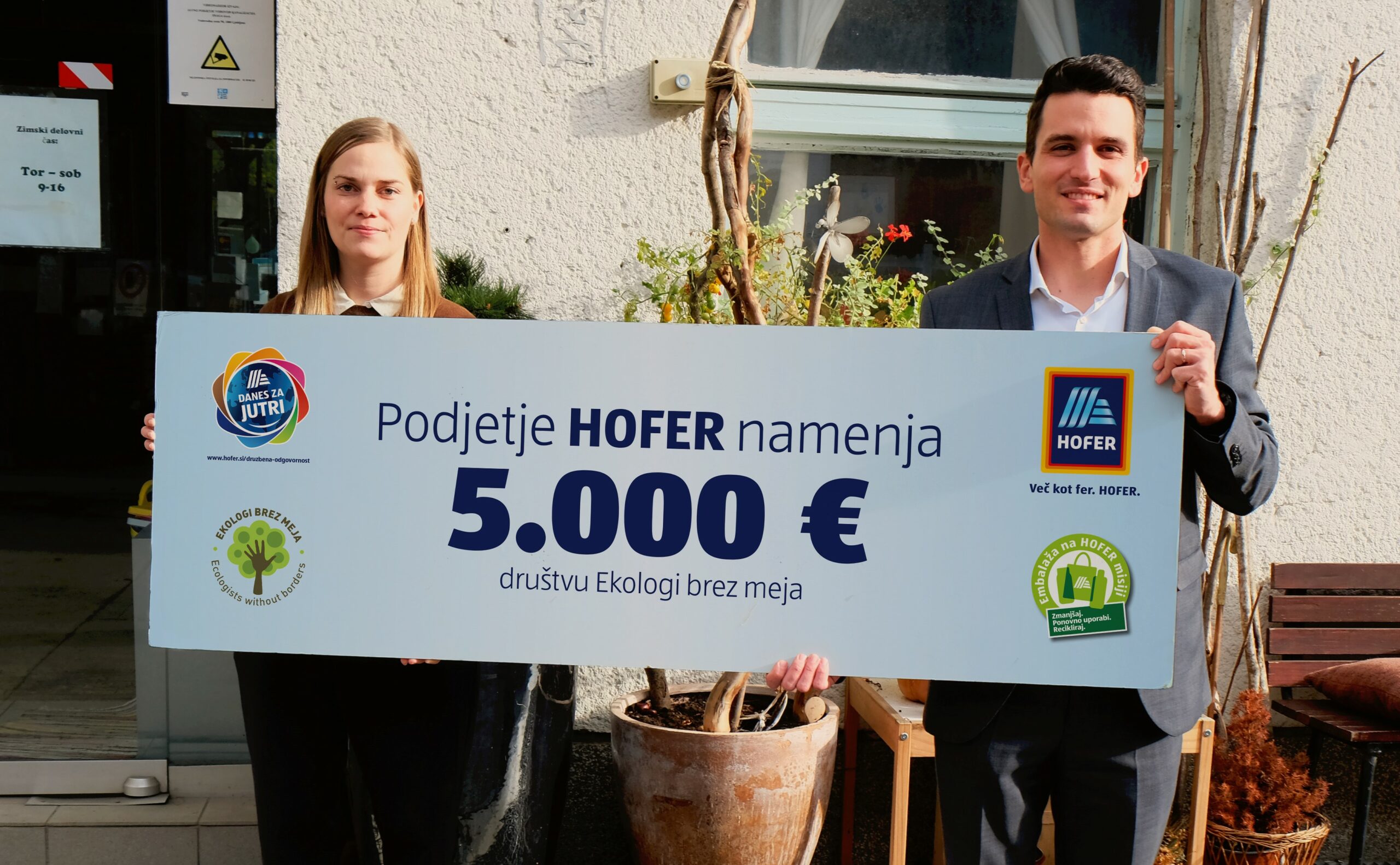 HOFER doniral 5.000 evrov Ekologom brez Meja Katja Sres EBM in Bor Trcek HOFER scaled