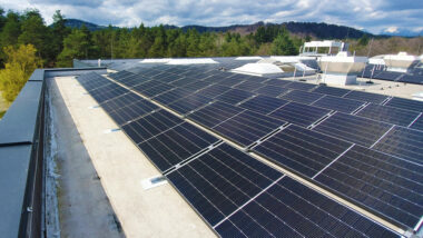 Lastna solarna elektrarna v velikosti 121 kW
