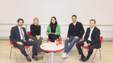 Okrogla miza o zelenih financah. Na fotografiji (z leve): mag. Kristijan Hvala, vodja ekonomike poslovanja v Združenju bank Slovenije, Nina Kelemen, nosilka trajnostnega poslovanja v Zavarovalnici Triglav, d.d., Petrisa Čanji, predsednica Zelenega omrežja študentov, dr. Jonas Sonnenschein, vodja projektov v Umanoteri in Matjaž Rupnik, direktor vrednotenje in kontrole v NLB, d.d.