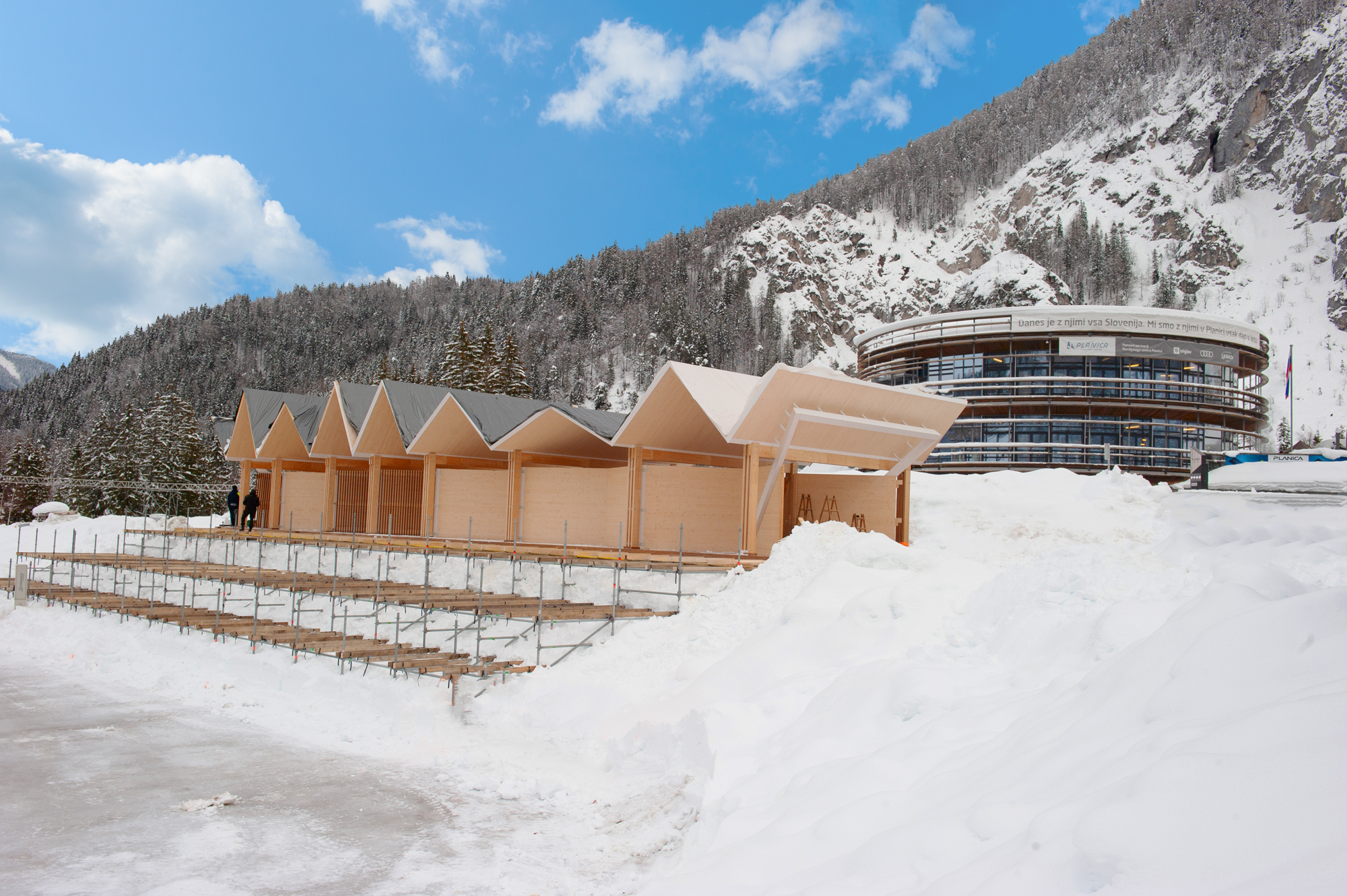 Osrednji paviljon na FIS Nordijskem svetovnem prvenstvu v Planici 2023.