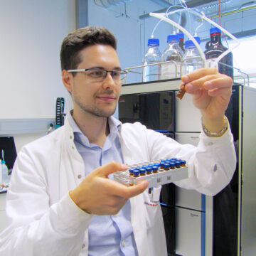 Aleksander Kravos, mag. kem., mladi raziskovalec in asistent s področja analizne kemije na Fakulteti za kemijo in kemijsko tehnologijo, Katedra za analizno kemijo