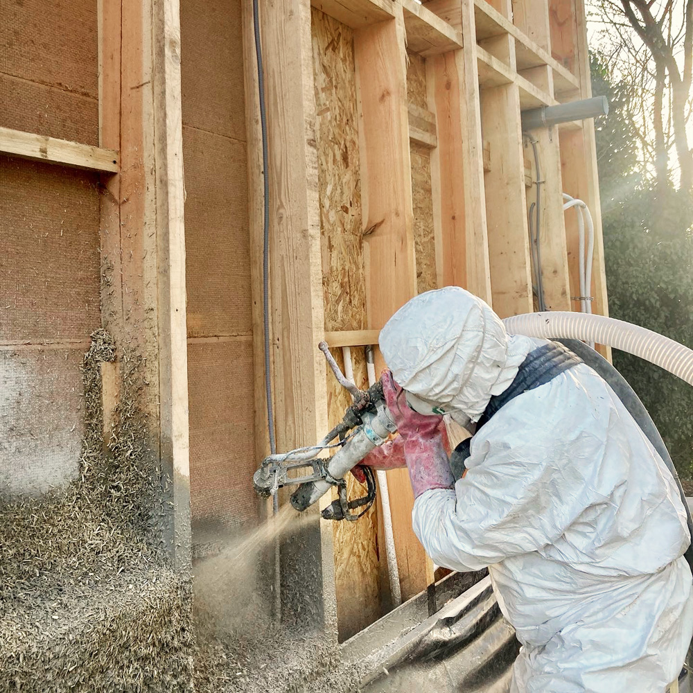 Konopljin beton je izolativni element. Sestavljen je iz mešanice apen in konopljinega pezdirja (oleseneli del stebla, sredica industrijske konoplje), ki ima odlično razmerje med toplotno prevodnostjo in sposobnostjo akumulacije toplote. Foto: Primož Zorec