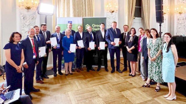 Predstavniki konzorcija projekta GreenSwitch in Evropske izvajalske agencije za podnebje, infrastrukturo in okolje so v prisotnosti predstavnikov Evropske komisije podpisali sporazum o sofinanciranju projekta v okviru programa Instrument za povezovanje Evrope.