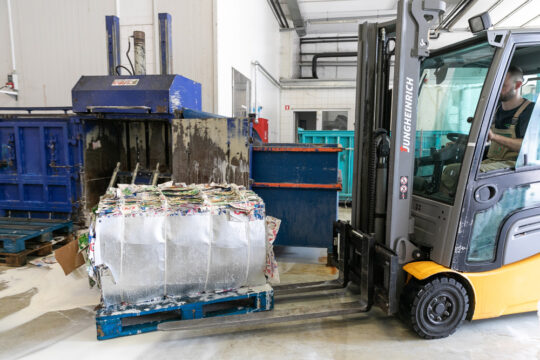 Interna snovna zanka - stiskanje odpadne embalaže, Ljubljanske mlekarne, foto Saša Despot