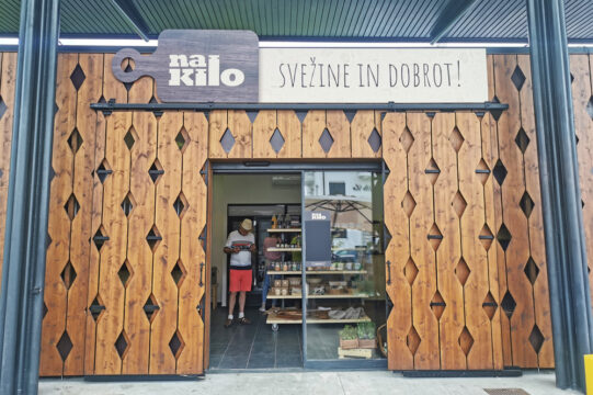 Trgovina Na kilo, ki je zasnovana kot trgovina brez embalaže, foto arhiv Občina Bled