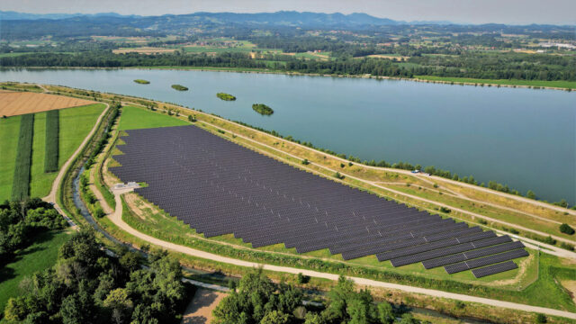 Velika sončna elektrarna ob pretočni akumulaciji HE Brežice (foto: arhiv HESS) Elektrarno sestavlja 11.232 modulov, predvidena letna proizvodnja je cca. 6.800 MWh, kar zadošča za oskrbo 1.800 povprečnih gospodinjstev letno, oz. omogoča 34.200.000 zelenih kilometrov z električnim avtomobilom ter prihranek CO2 več kot 3.120 ton letno. Foto: Goran Rovan