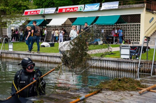 Jezero je cistilo vec kot 350 potapljacev ribicev in ostalih prostovoljcev