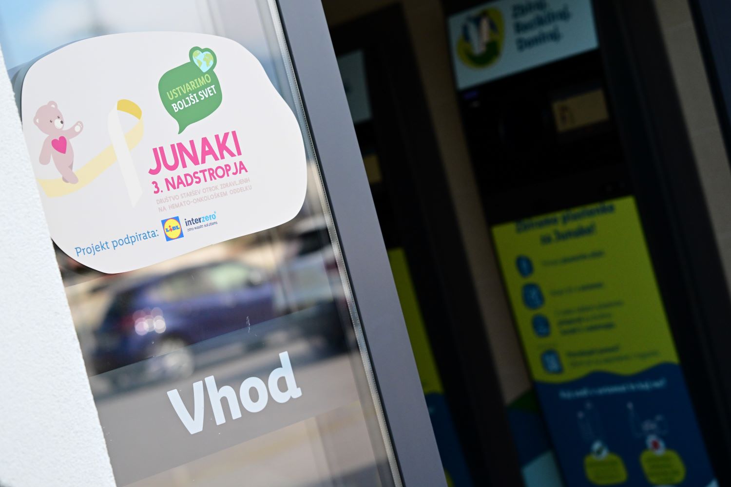 Zbiranje plastenk poteka pred tremi Lidlovimi trgovinami