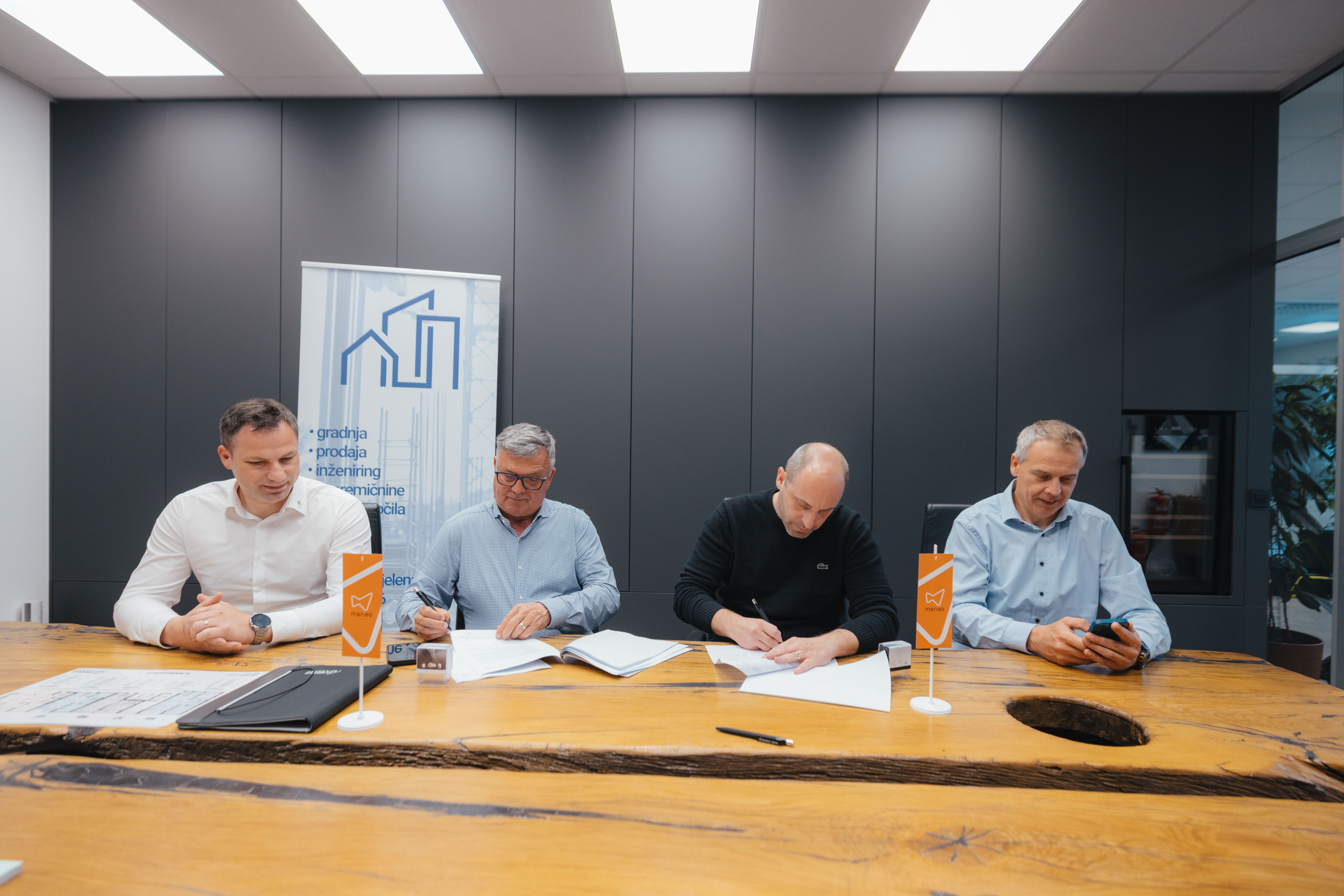 Podpis pogodbe Marles in Gradnje Lenart