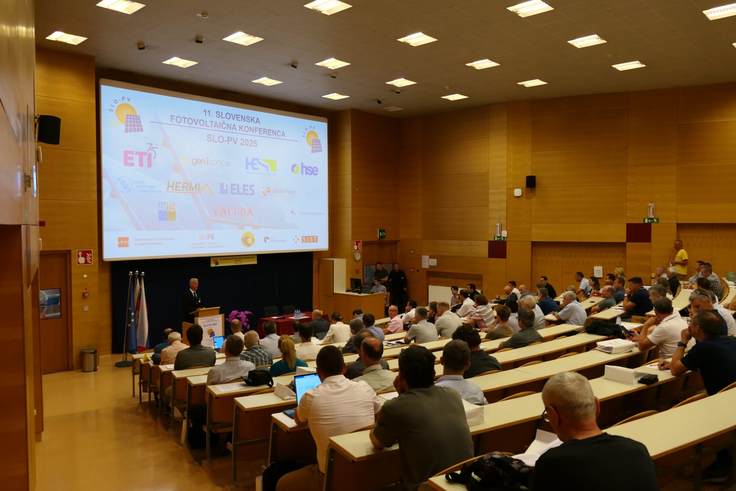 Na Fakulteti za elektrotehniko Univerze v Ljubljani UL FE se je vceraj zakljucila ze 11. Slovenska fotovoltaicna konferenca Foto Joze Stepan scaled