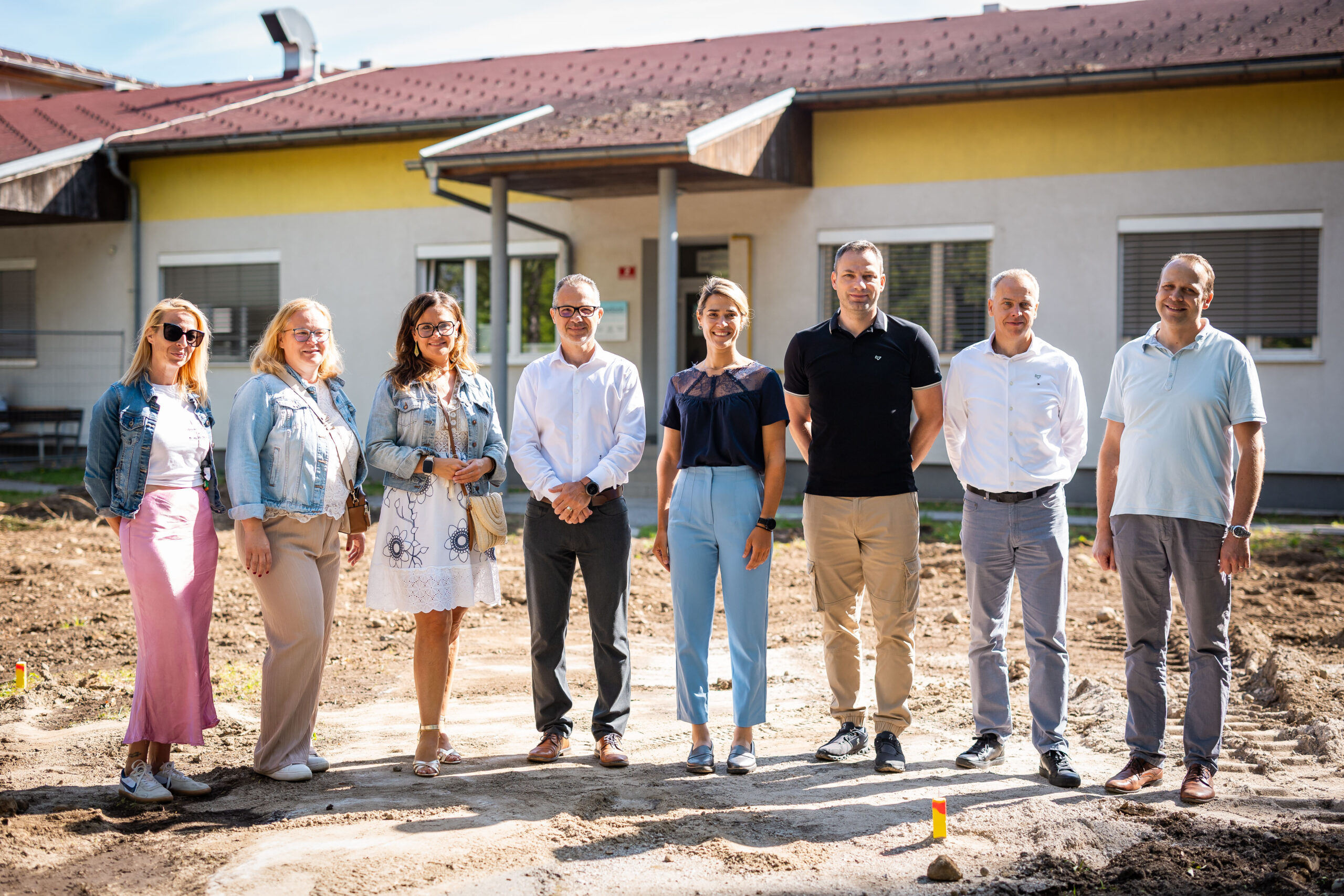Zasaditev prve lopate ob zacetku nadgradnje Zdravstvene postaje v Rusah scaled