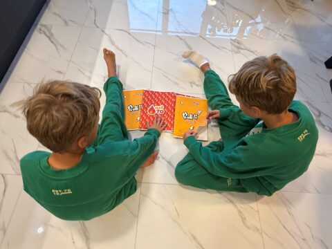 McDonaldovi zvezki ki sicer polnijo torbe otrok v okviru projekta Polna solska torba