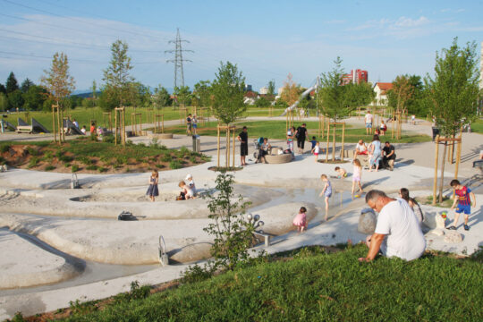 V Mestni občini Ljubljana je bilo v Šmartinskem parku urejeno tudi prvo vodno igrišče v Sloveniji. Vir arhiv MOL