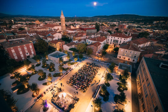 Mestna občina Koper se je leta 2021 lotila urejanja degradiranega območja nad Parkirno hišo Belveder. Nastal je sodoben Muzejski park, ki se je z leti spremenil v prostor druženja, sprostitve in preživljanja prostega časa, izkazal pa se je tudi za izjemno prizorišče različnih prireditev. Večji del parka je ozelenjen – ponaša se z več kot 50 drevesi in 2.000 grmovnicami, tlakovani del parka krasi večji talni vodomet z osvetlitvijo, ki predstavlja zvočno kuliso za preglasitev hrupa bližnjega pristanišča, ter trije stenski vodni slapovi. Občina nadaljuje z urejanjem bližnjega območja – Muzejskega trga, ki zajema tlakovanje površin, zasaditev novih dreves, novo osvetlitev in postavitev nove urbane opreme, kot so pergola, klopi in vodni motiv.