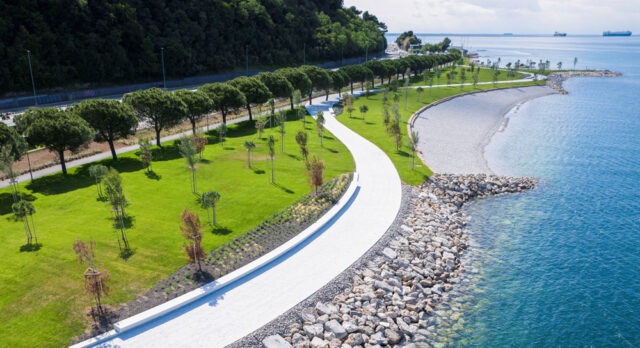 Med najuspešnejšimi občinskimi projekti v Kopru je ureditev sodobnega urbanega obmorskega parka, ki je postal prostor za oddih, druženje in aktivno preživljanje prostega časa ob in v morju, kjer je občina zasadila približno 200 dreves različnih vrst ter številne grmovnice in trajnice. V zaključni fazi je gradnja zadrževalnika vode Semedelska bonifika, ki bo s krajinsko ureditvijo nadgrajen v uporabno parkovno površino in primeren življenjski prostor za rastline ter živali. V nastajanju je tudi Urbani park Bonifika, kjer bo pozornost namenjena zasaditvi predvsem visokodebelnih dreves, ki bodo nudila senco programskim območjem v toplejših delih leta in senčenju površin, z namenom prilagajanja podnebnim spremembam in v smislu navezovanja in vpenjanja v širši sistem zelenih površin mesta.