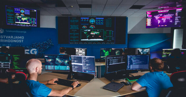 Sistematično ozaveščanje zaposlenih prispeva k temu, da ti bolje razumejo varnostna tveganja in znajo prepoznati sumljiva ravnanja.