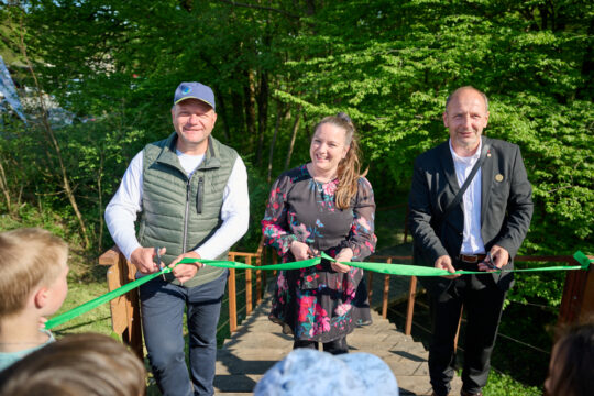 Drvolovko so namenu predali podzupanja Mestne obcine Kranj Manja Zorko ravnatelj OS Orehek Kranj Drago Zalar in direktor Komunale Kranj Matjaz Bercon