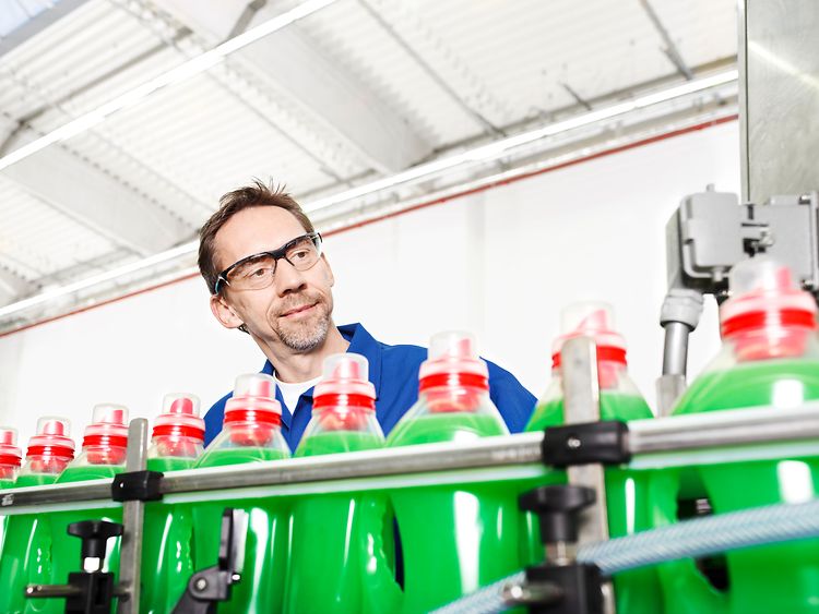 peopleatwork laundrydetergents production 225132 print 1772h 1772w Low