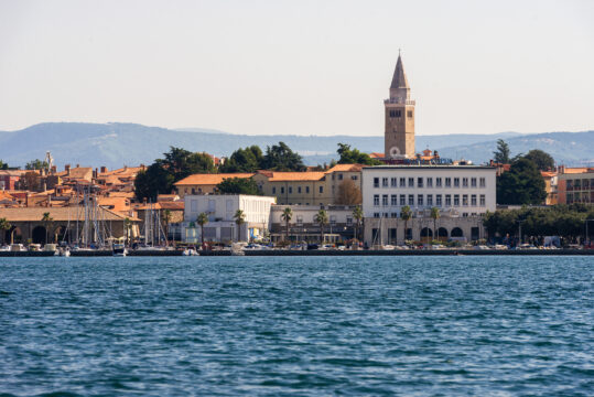 F014877 koper pogled iz morja foto miha skrt photo m