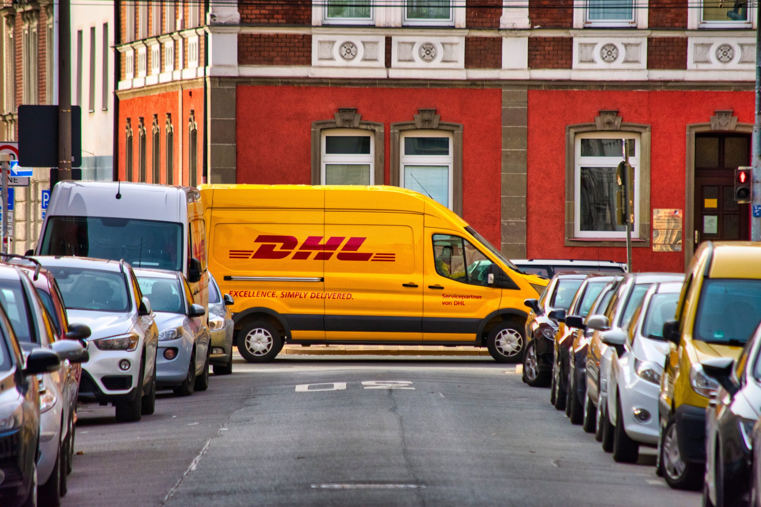 useche360 dhl 5739205 scaled